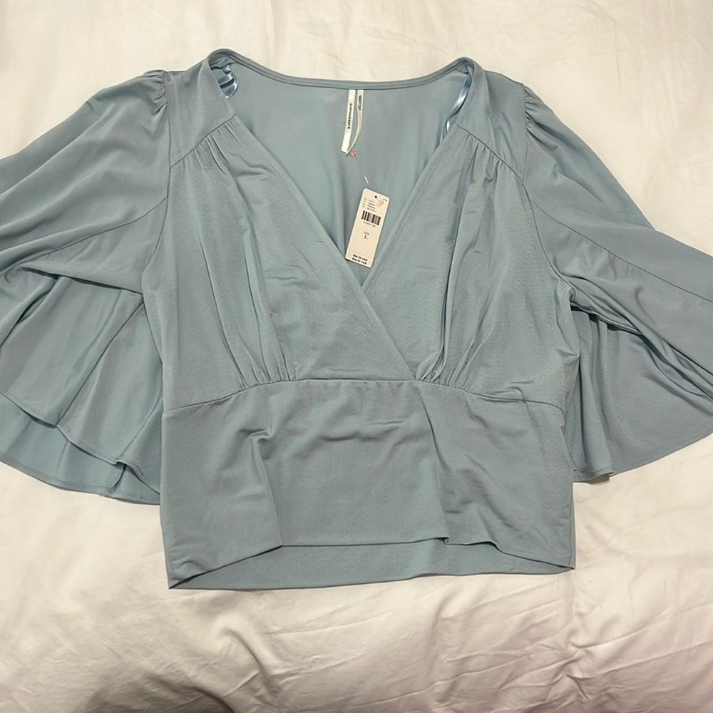 Low cut cropped blouse